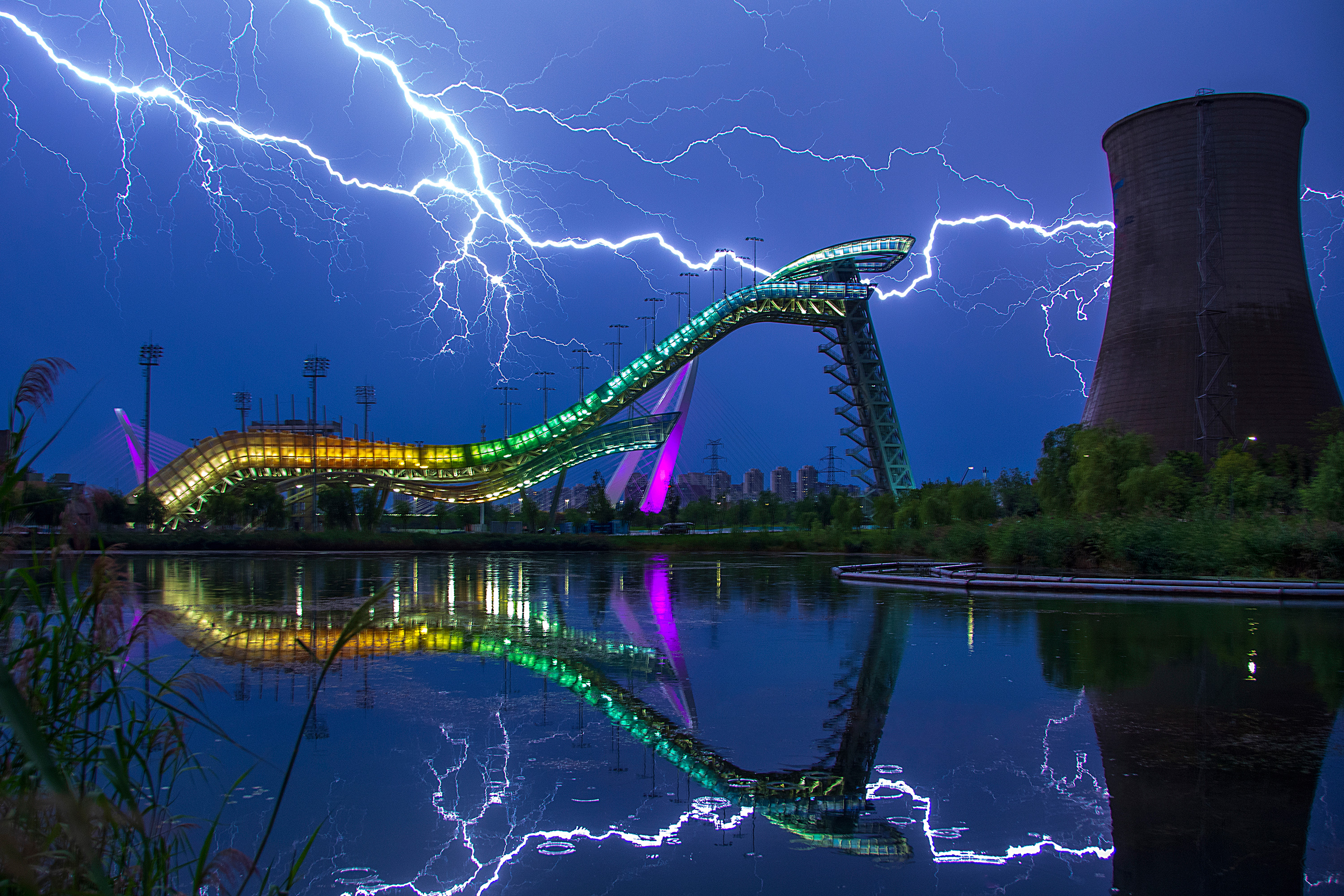 電閃雷鳴萬(wàn)里長(zhǎng)